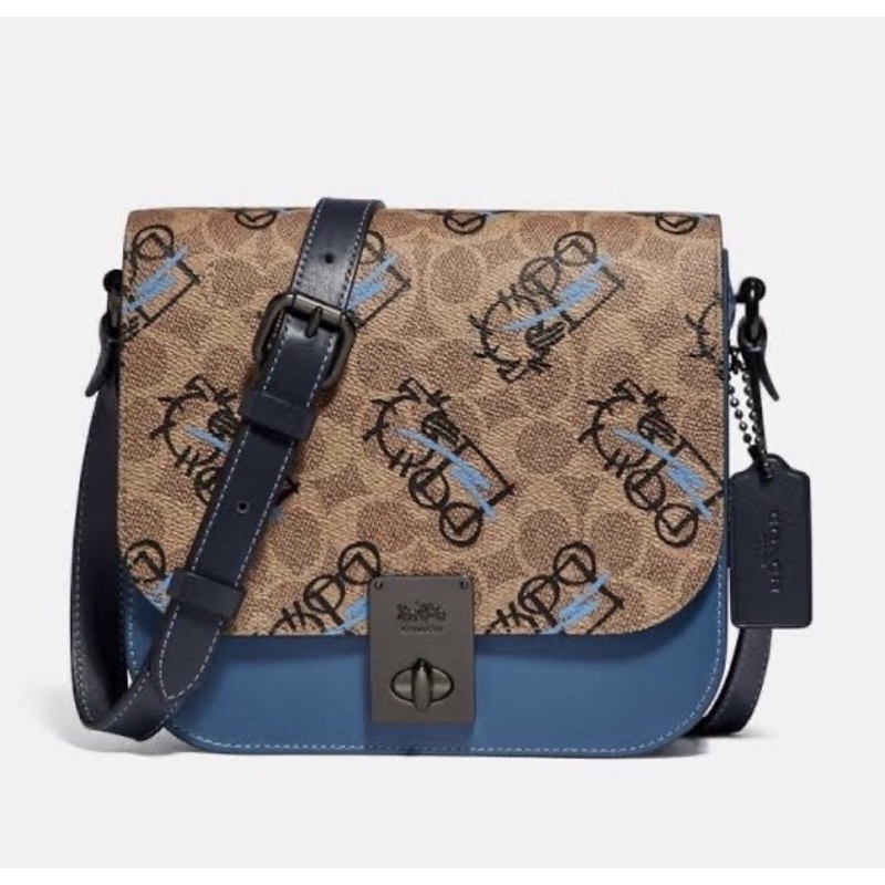 HUTTON SADDLE BAG IN SIGNATURE CANVAS WITH ABSTRACT HORSE AND CARRIAGE (5466)