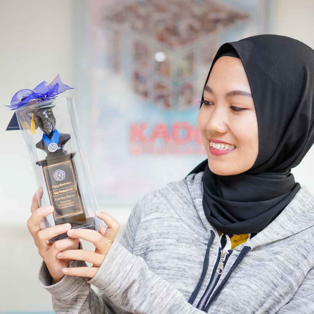 Plakat Patung Wisuda Box Mika Vandel Kado Wisuda | Shopee