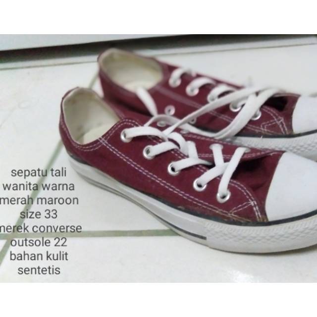Sepatu tali wanita warna merah maroon