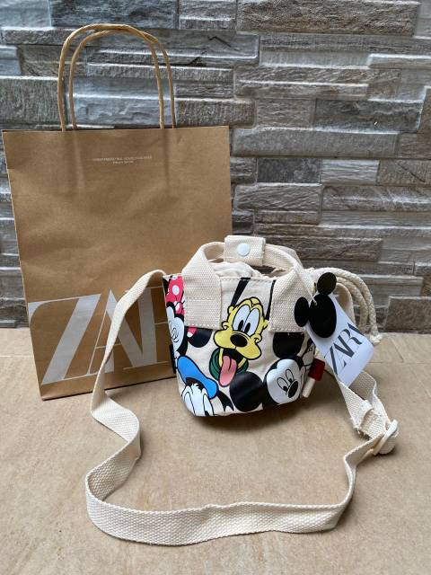 Zara disney crossbody canvas bag 135rb
Free dustbag and paperbag 
Uk 18x8x20cm