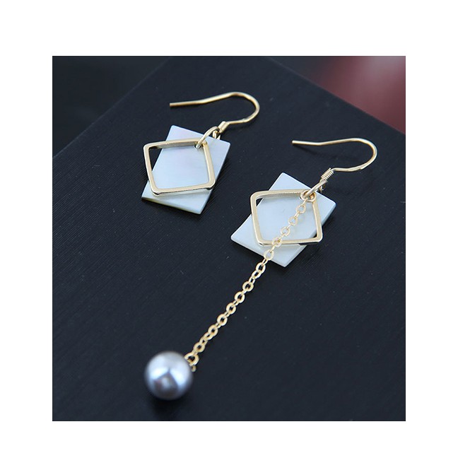 LRC Anting Gantung Fashion Gold Shell Geometric Shape Asymmetric Earrings A58906