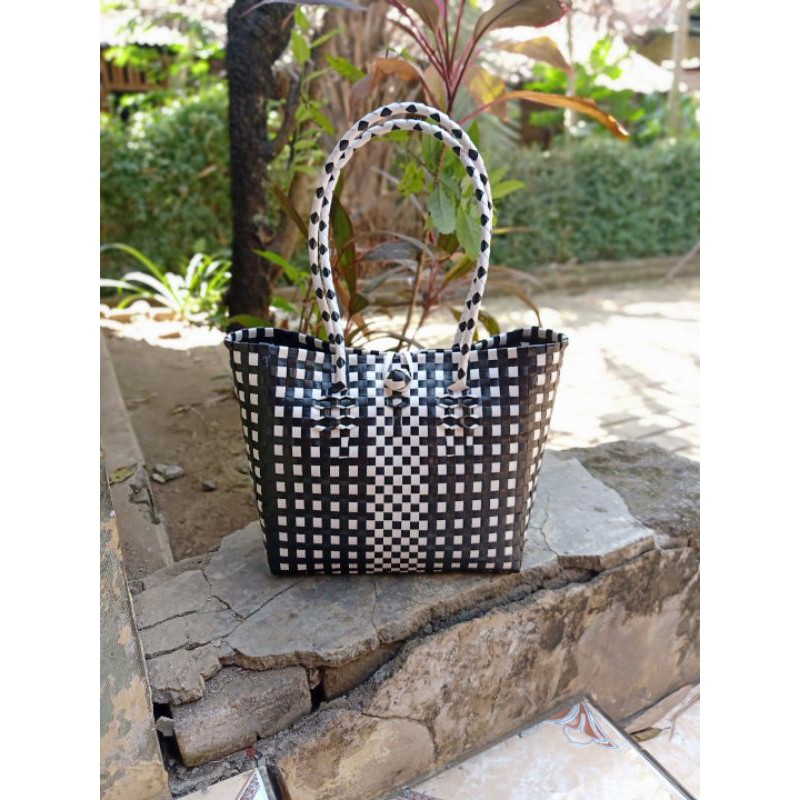 

Tas Anyaman Plastik Black White Horizontal Cute