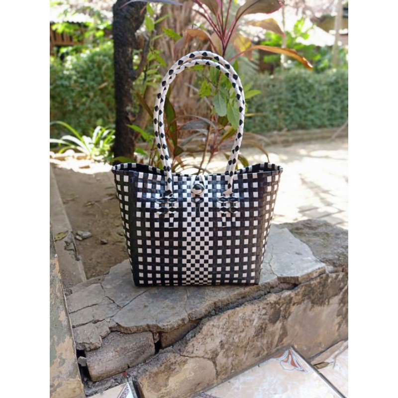 Tas Anyaman Plastik Black White Horizontal Cute