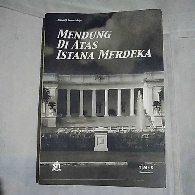 Mendung Di Atas Istana Merdeka