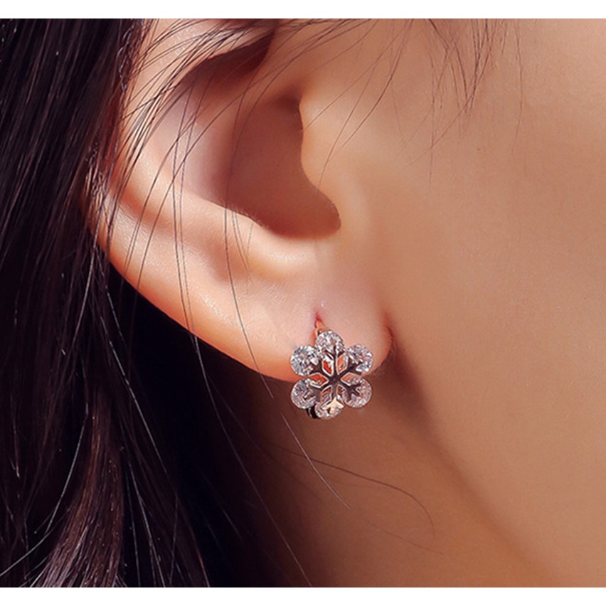 Anting Zircon Desain Snowflake Bahan Stainless Steel Untuk Musim Dingin
