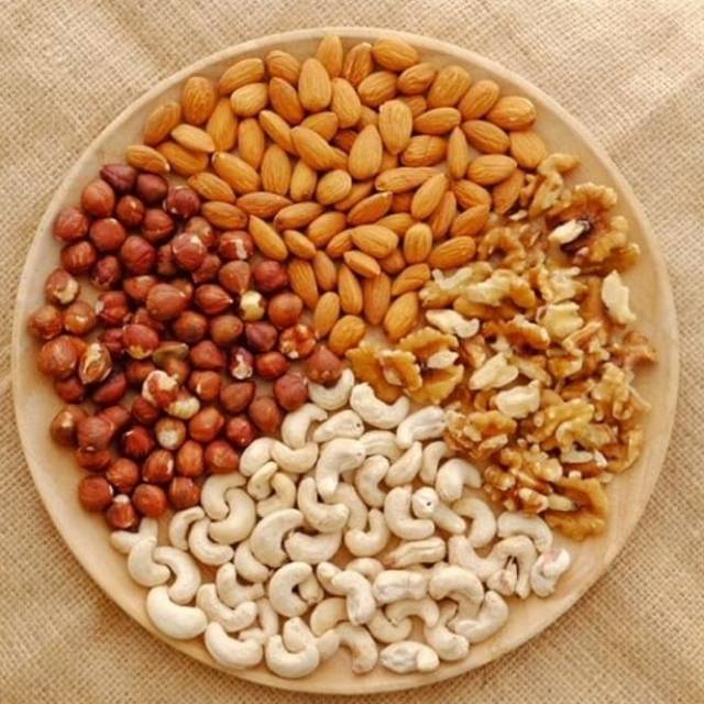 

Kacang Panggang / Roasted Mix Nuts 250 gram Mede Almond Walnut Hazelnut
