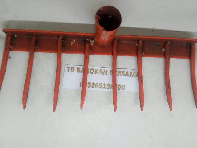 Garukan sampah panjang 8 jari besi cor