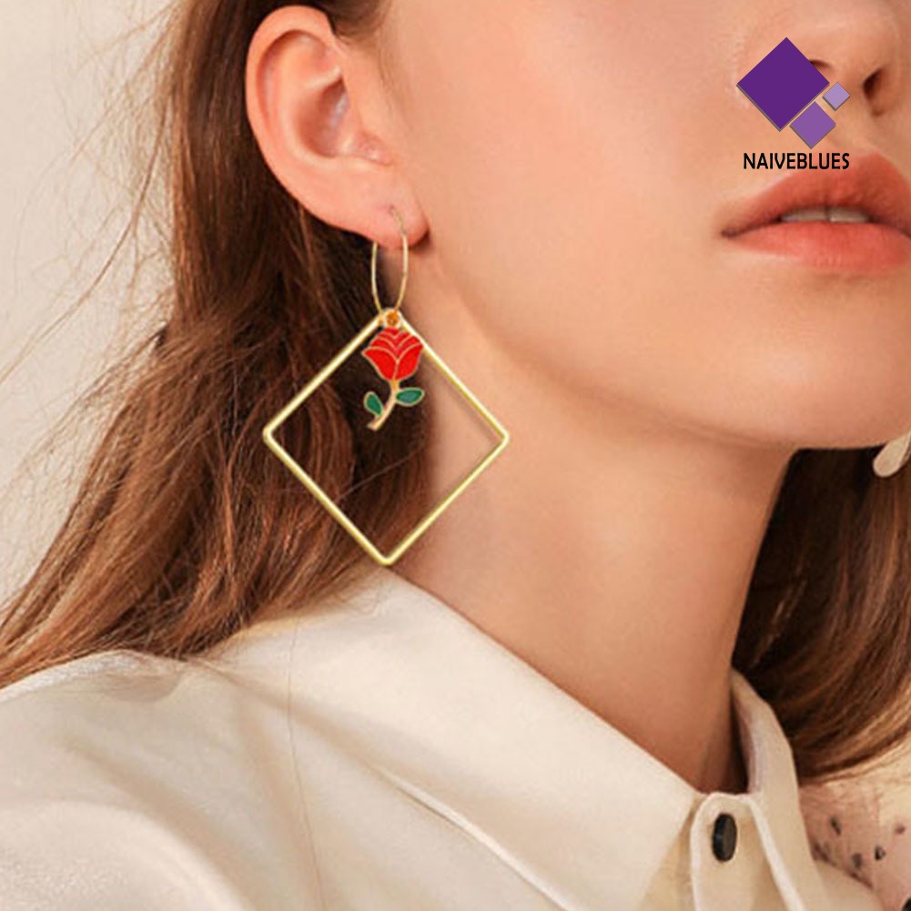 Anting Hoop Panjang Bentuk Kotak Model Hollow Motif Mawar Lebah Untuk Wanita