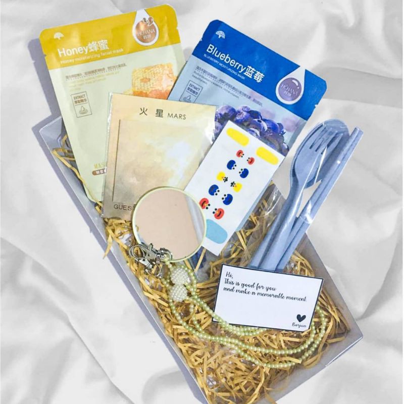 

Hampers kado untuk teman / pacar