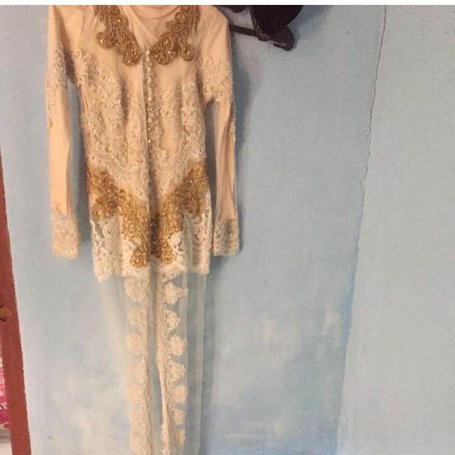 Kebaya akad nikah panjang