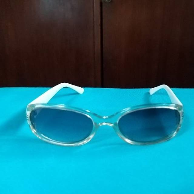 ===S O L D=== PRELOVED Kacamata Hitam Wanita Guess 100% ORI Warna Broken White