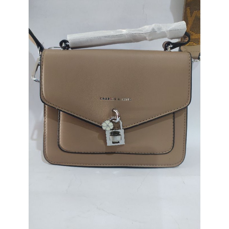 Tas  wanita Charles & Keith