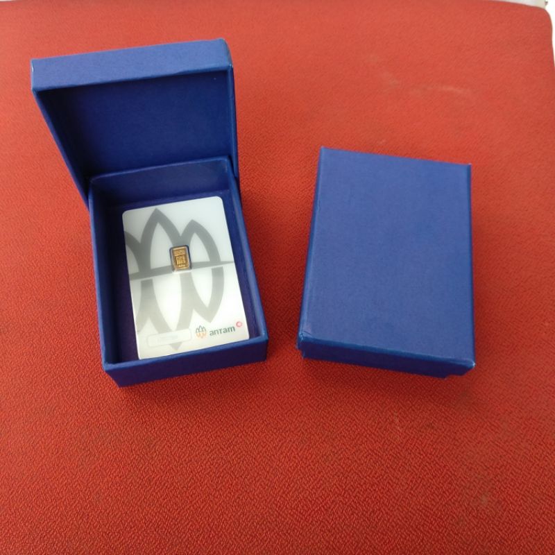 

Kotak emas untuk hadiah gift