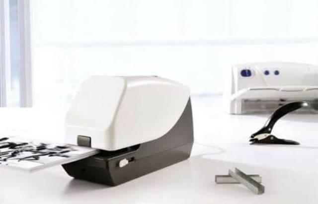 PRAKTIS! ORI KW-TRIO ELECTRIC STAPLER 5014/ ELEKTRIK STAPLER.  GARANSI 1 TAHUN. MADE IN TAIWAN