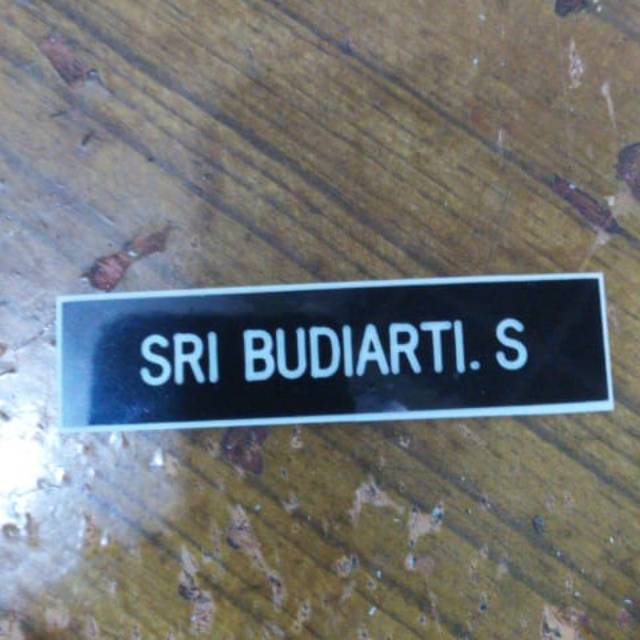

Papan nama PNS Polisi Peniti