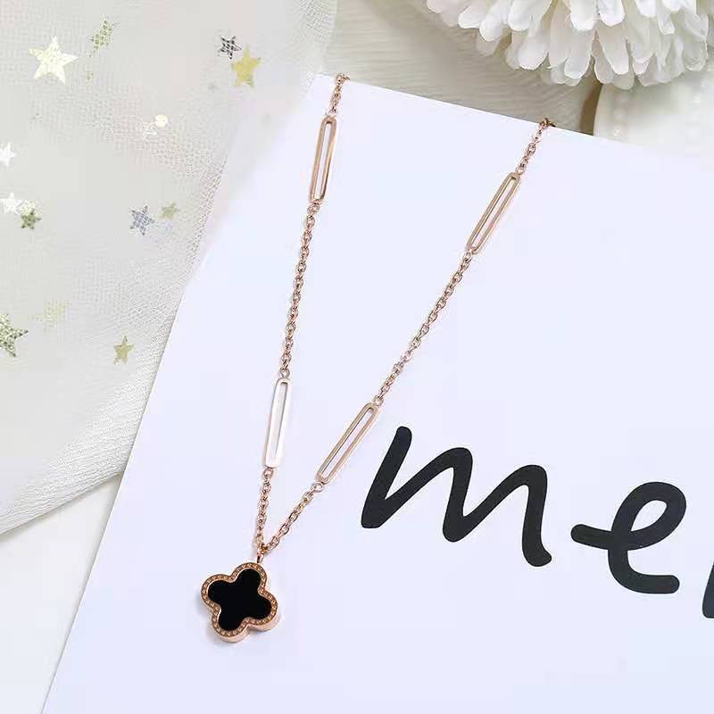 Kalung lucky clover titanium korea style anti karat