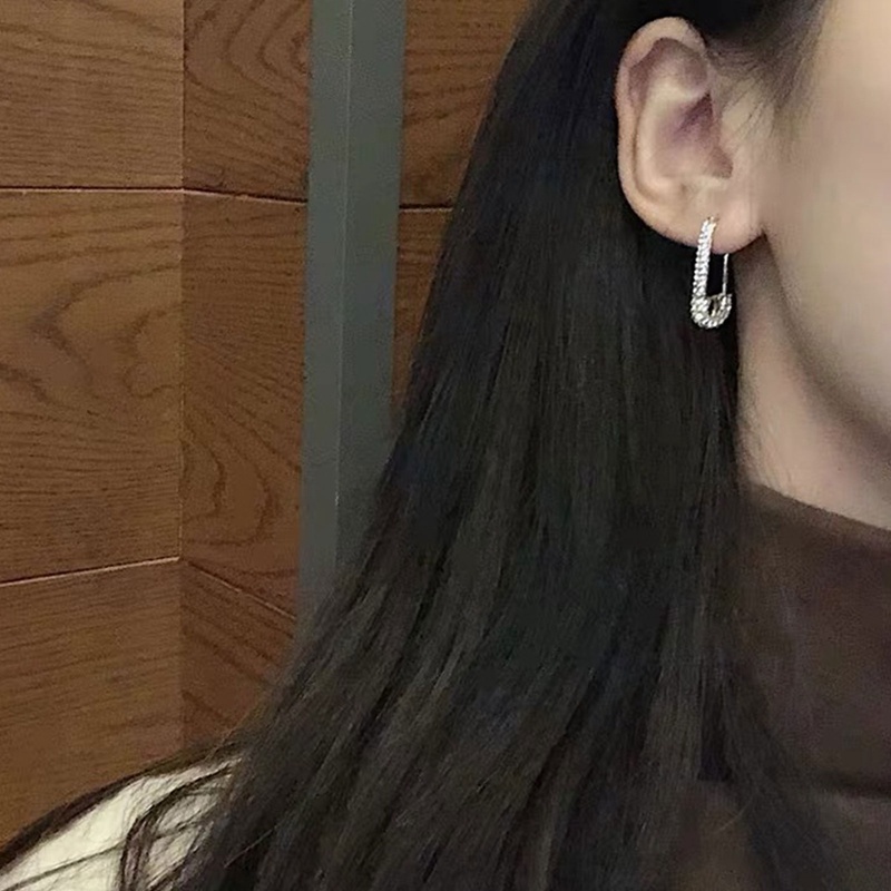 Anting Stud Bentuk Peniti Aksen Berlian Imitasi Glitter Warna Emas Gaya Punk Untuk Wanita