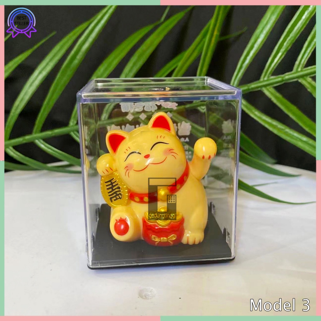 Patung Pajangan Boneka Hiasan Mainan Kucing Hoki Lucky Cat Maneki Neko Maneki Neko Dewa Chaisen Chai Cai Sen Caisen Ye Dewi Rejeki Rezeki Keberuntungan Tangan Goyang Gerak Bergerak China Cina Jepang Dashboard Mobil Mini Kecil Solar No Baterai Batrei Batre