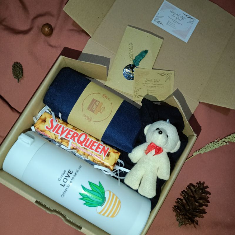 Hampers Hijab Kerudung Jilbab Bella Square/Gift Box Birthday/Kado Ulang Tahun Wisuda Cewek Coklat Botol Minum Termurah Free Kartu Ucapan Box Anti Penyok