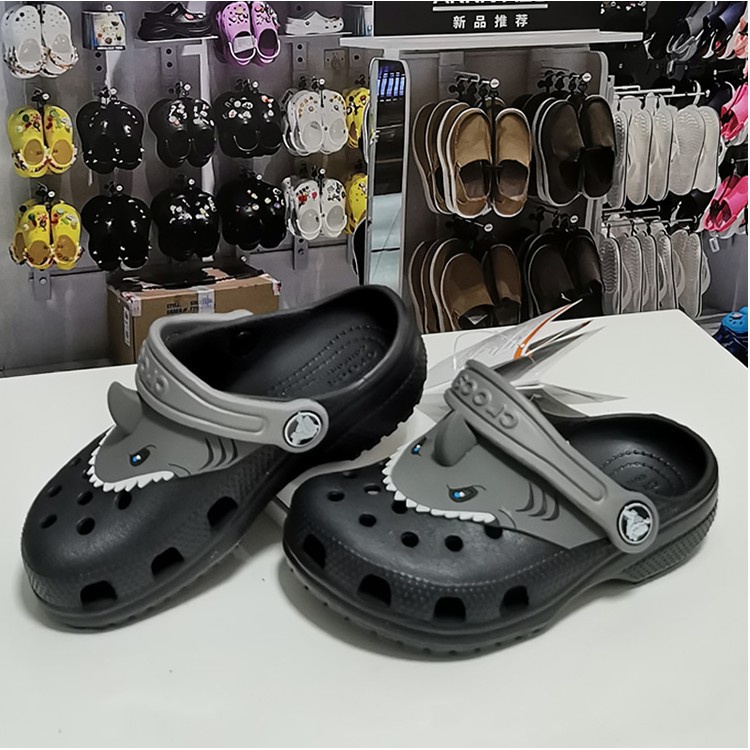 Crocs Shark Fin Black Sandal Anak Cowok Laki-laki Karet Anti Air