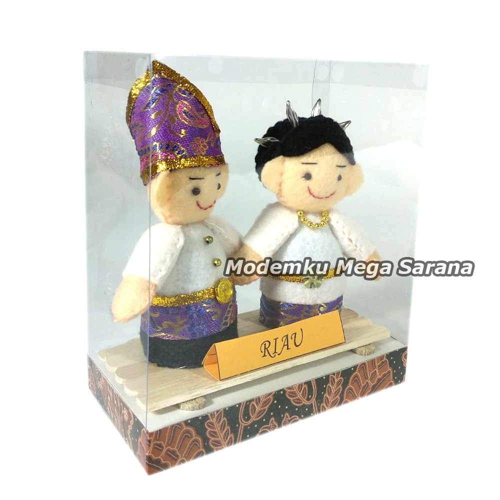 Boneka Pakaian Adat Riau