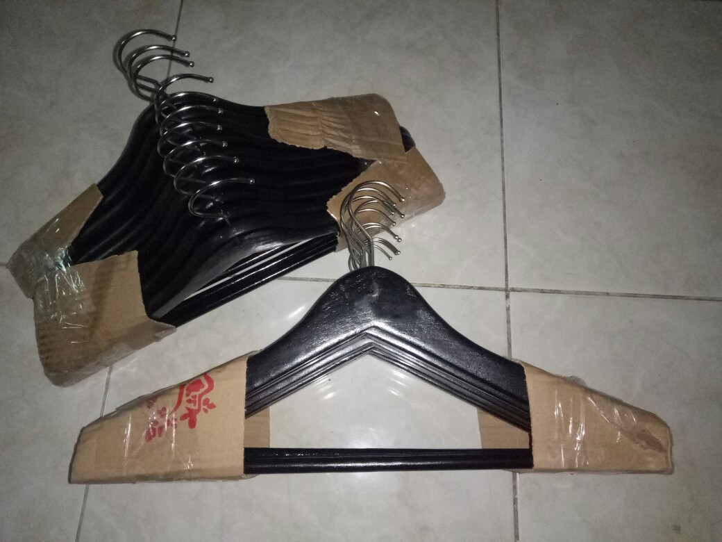 Hanger Kayu Palang Hitam