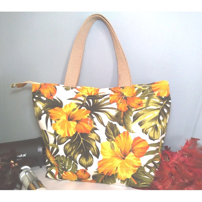 RIENS COLLECTIONS.  HANDBAG BESAR BAHAN KANVAS MOTIF BUNGA SEPATU KUNING