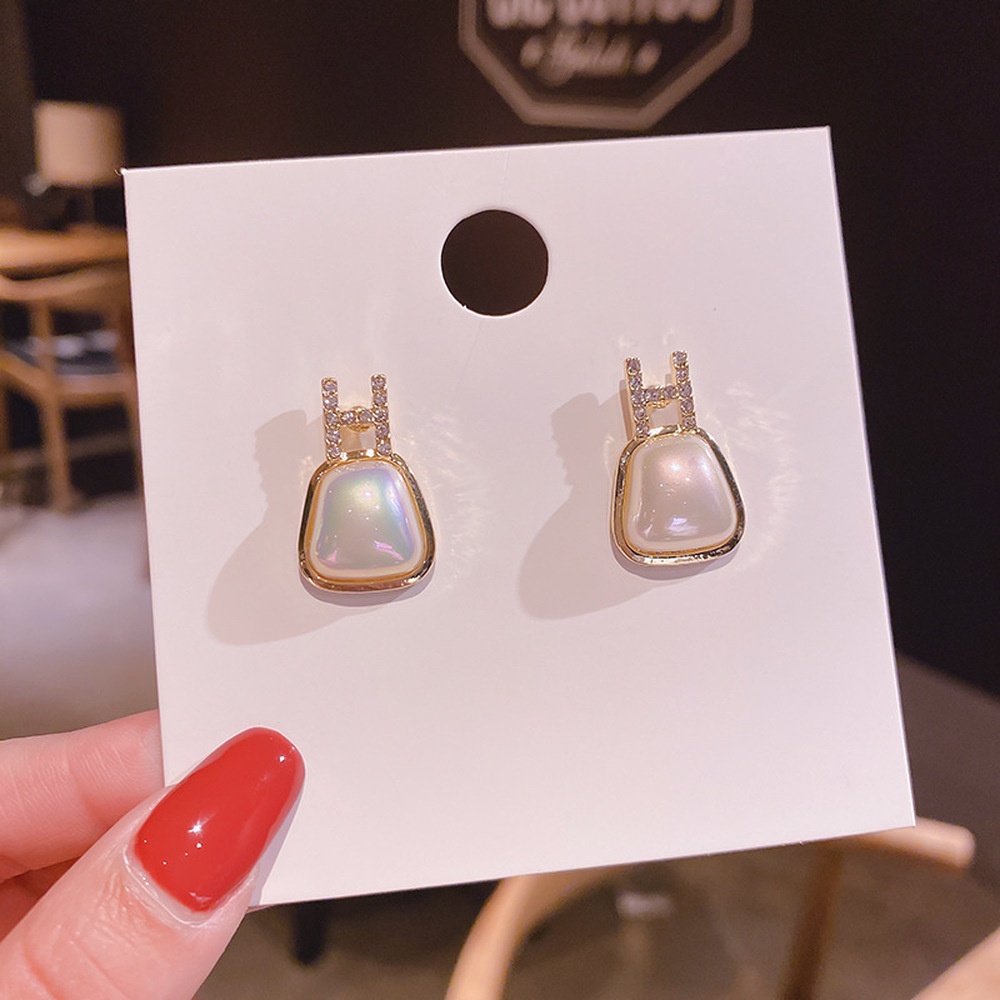 Anting Tusuk Motif Huruf H Ala Korea Untuk Wanita