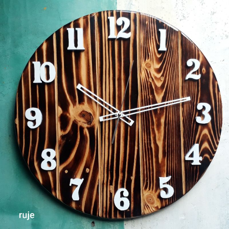 Jam dinding kayu besar