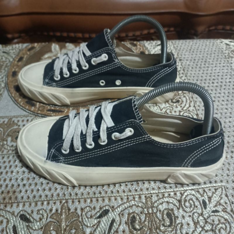 sepatu second import. sepatu bekas murah preloved merk hootwind size 38