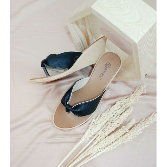 Wedges Kulit Wanita