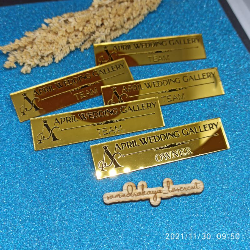 NAME TAG MIROR GOLD