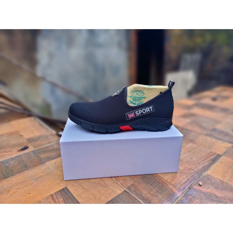 SEPATU CASUAL SLIP'ON PRIA TANPA TALI-HITAM