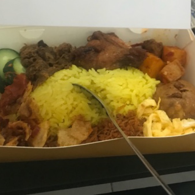

lapak orang yang jajan nasi kuning estetik