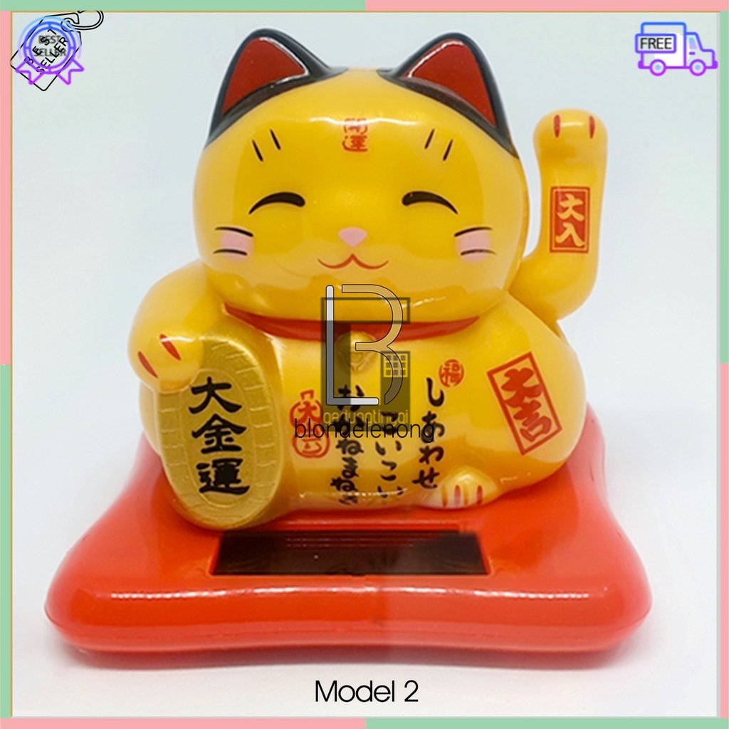 Patung Hiasan Pajangan Kucing Hoki Rejeki Maneki Neko Maneko Neki Keberuntungan China Cina Jepang Lucky Cat Dua Tangan Goyang Gerak Bergerak Solar Cell Cahaya Sinar Non Baterai Batrai Batrei Ukuran Kecil Small Medium Sedang Dashboard Mobil Meja Kasir Toko