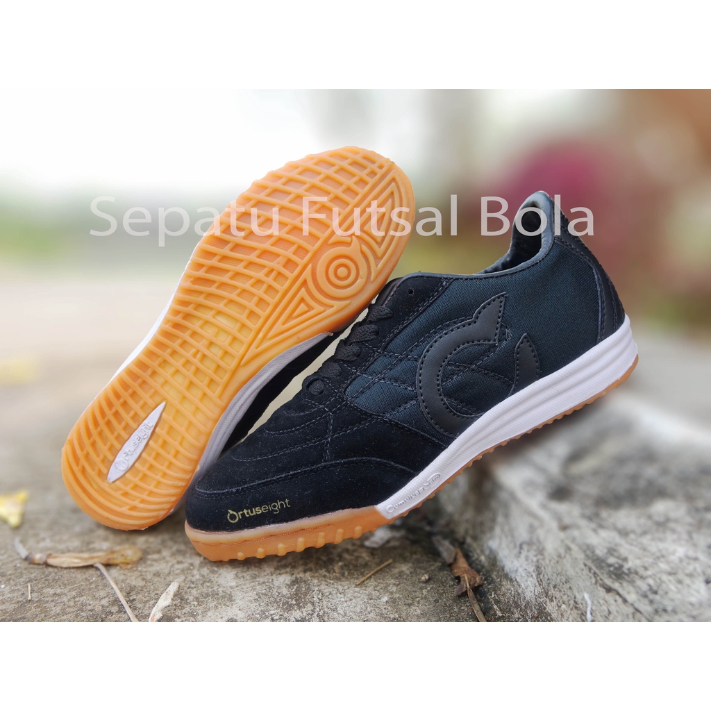 sepatu futsal ortus jogosala roulette hitam terbaru termurah Komponen nutmeg hitam