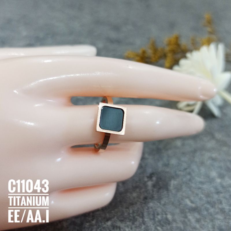 Cincin Titanium Persegi Hitam C11043