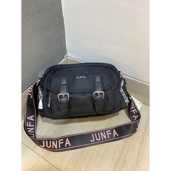 Tas selempang Junfa Bahan Parasut Terbaru. Size 27x12x15 cm. Tas Wanita Tas Selempang wanita Import Tas Junfa Import BEST SELLER TERBARU BISA BAYAR DITEMPAT.!!!!