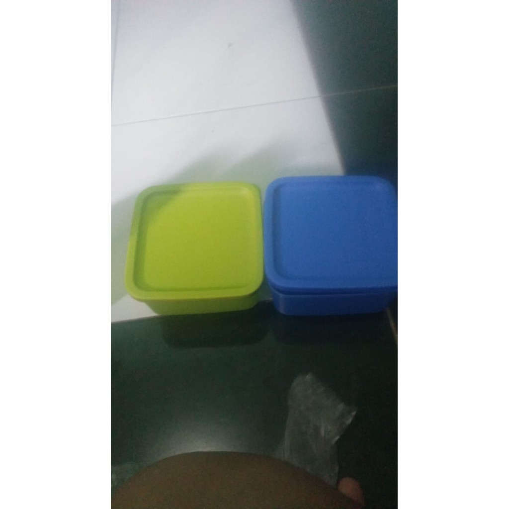 Tempat makan kotak tupperware