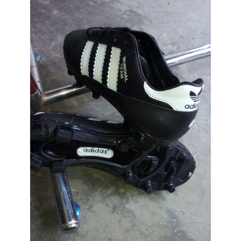Sepatu Sepakbola Adidas / perlengkapanolahragamurah / perlengkapanwasitmurah / Perlengkapan Wasit