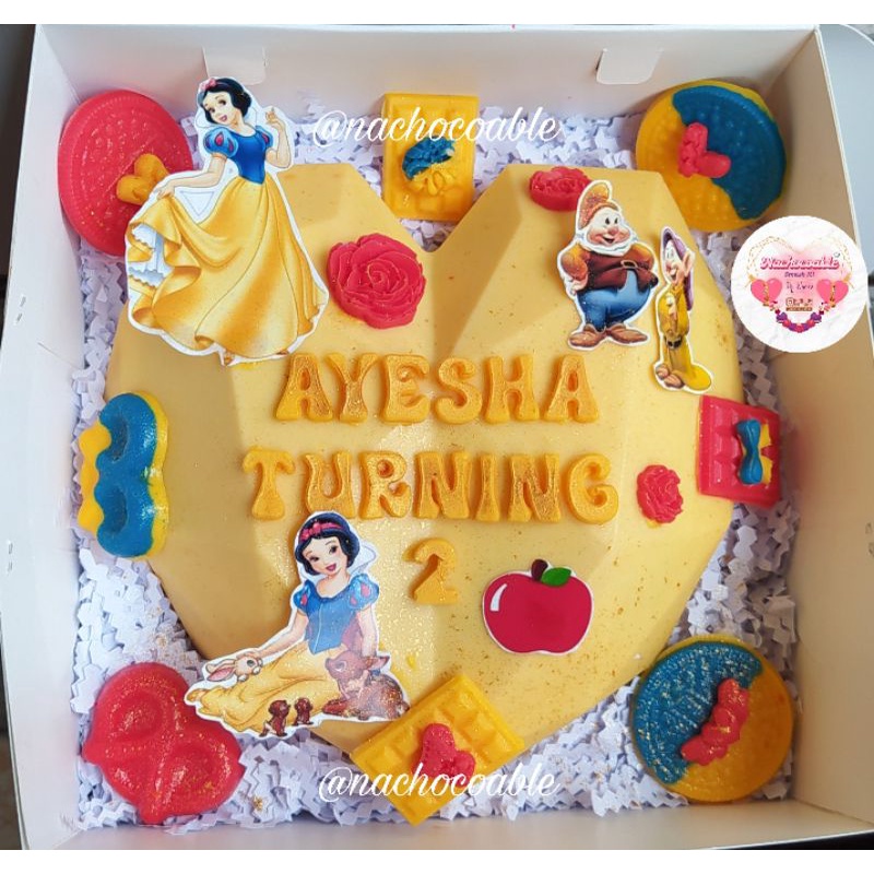 

Pinata Cake Snow White