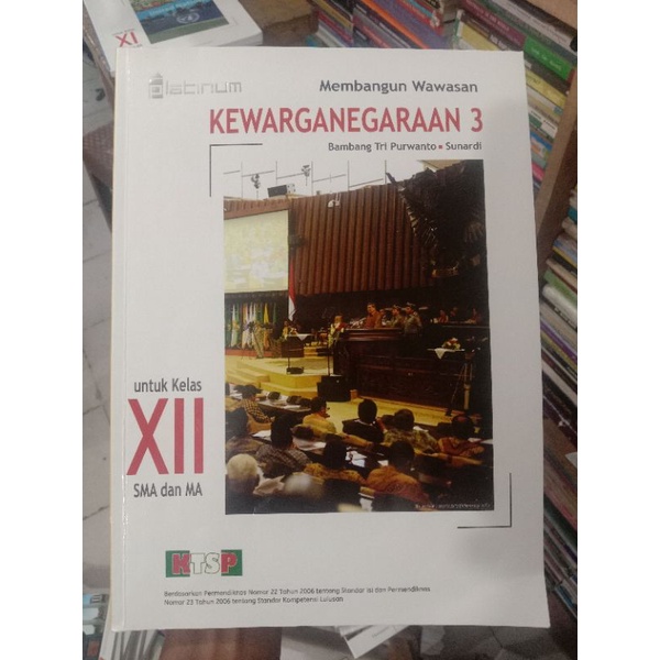 Membangun Wawasan Kewarganegaraan Xll SMA.