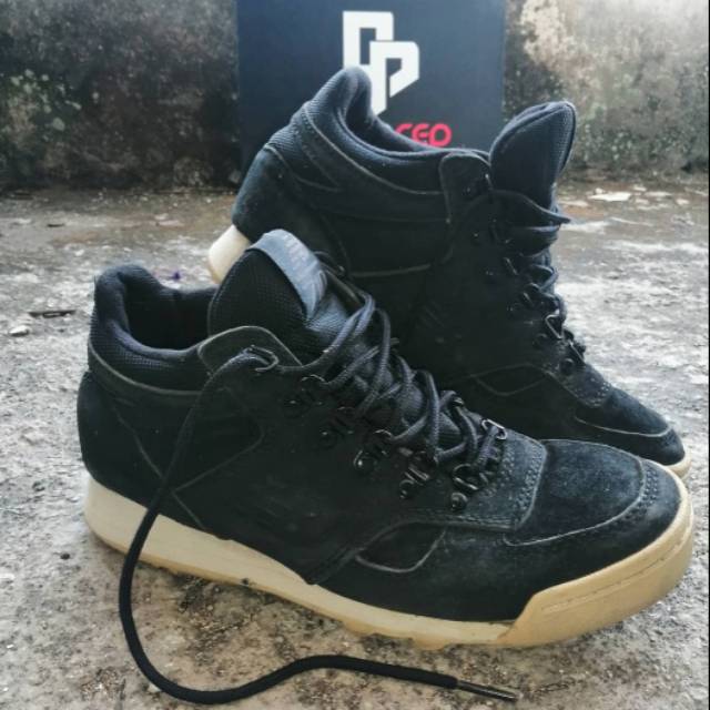 new balance 710 black