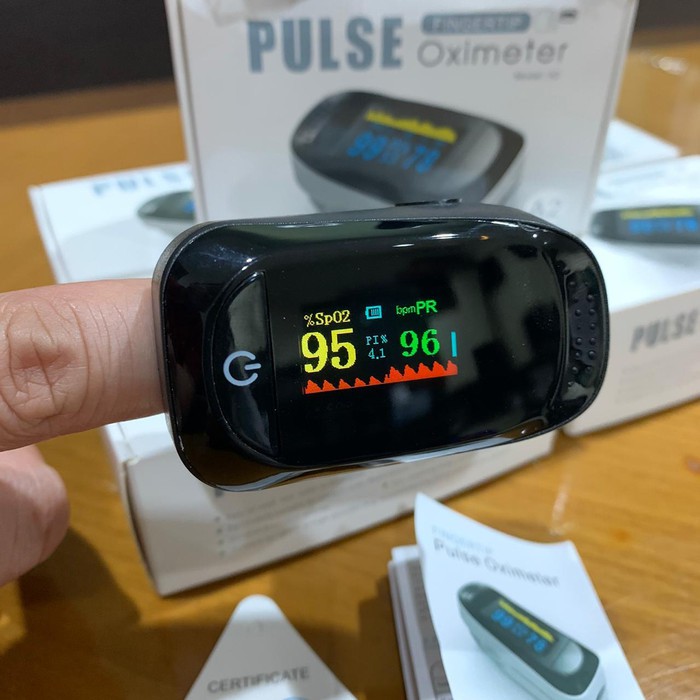 pulse oximeter warna hitam type c101a2  fingertip alat pengukur kadar oksigen dan detak jantung