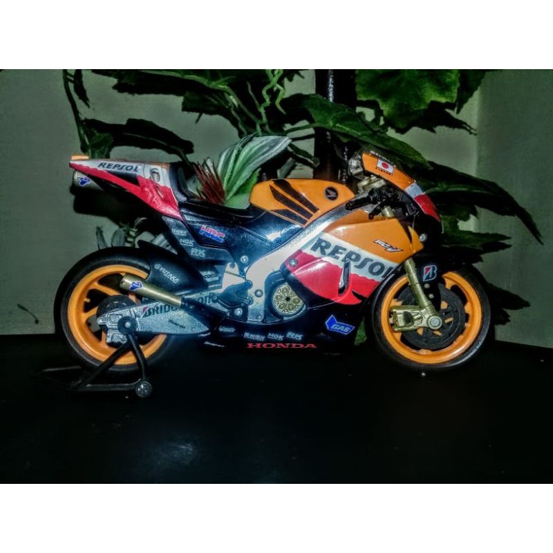 DIECAST NEWRAY MOTOGP HONDA REPSOL NO.27 ( CASSEY STONER )