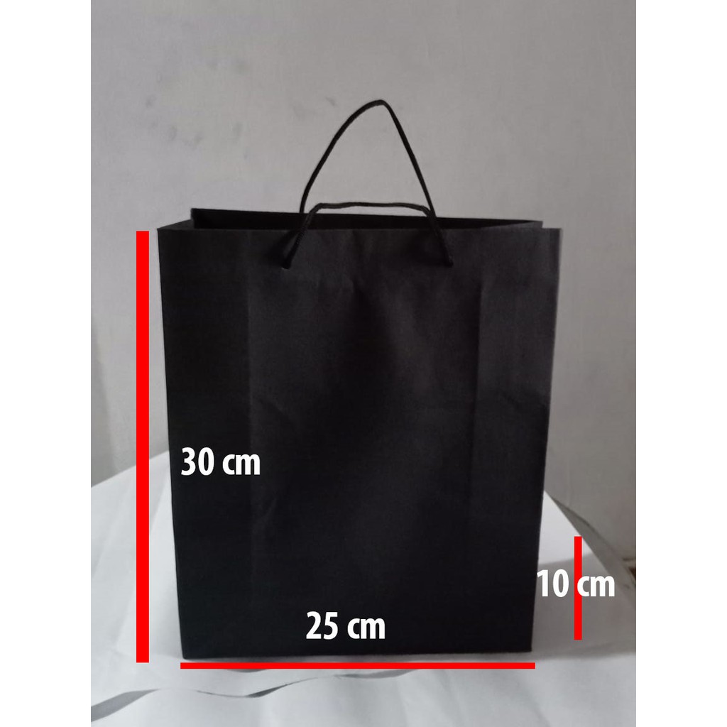 

Paperbag hitam - bahan jemani - 210 gr ( 25x10x30)