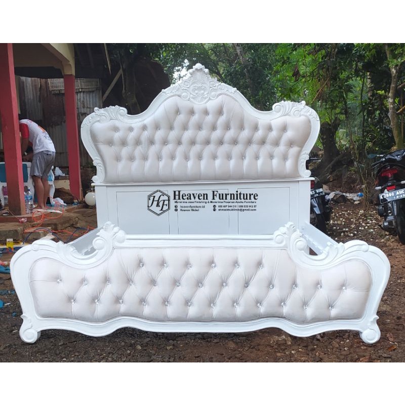 Tempat tidur ukir Jepara,