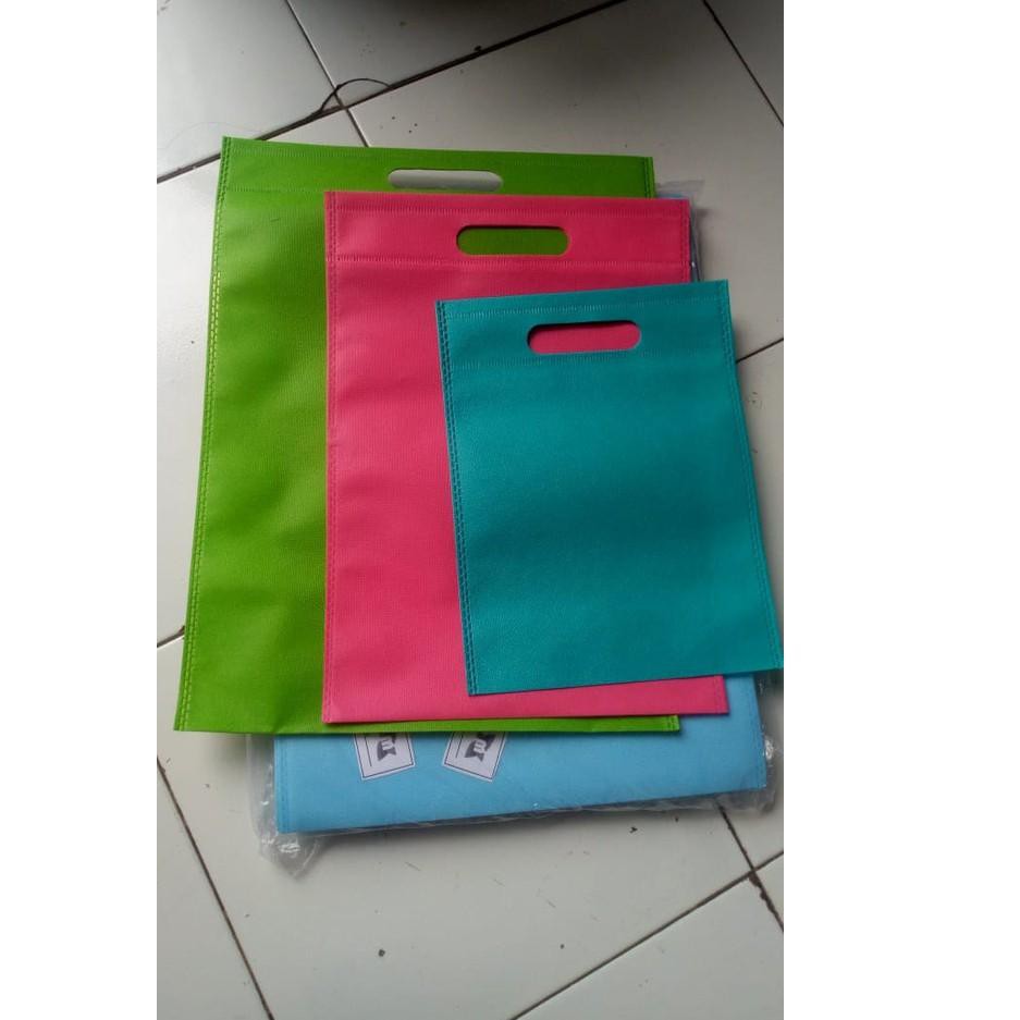 

WNMR 1 Kodi isi 20 Tas Kain SpunBond Oval 20x26 Polos Kantong Belanja, Souvenir Ultah pernikahan -