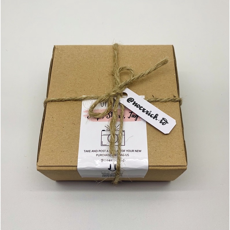 

1 SET BOX ( KARTU UCAPAN ,BUNGA UNTUK HADIAH )