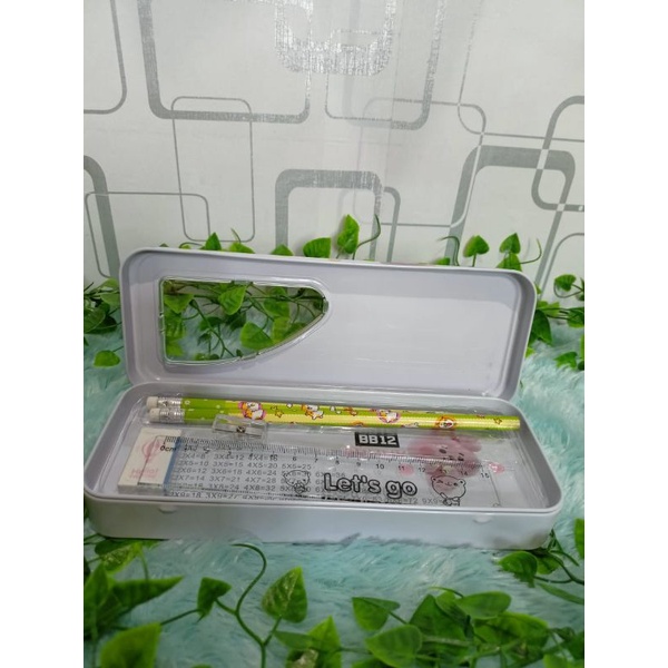 

Tempat Pensil Kaleng Susun 2 ( 2 pensil, 1 rautan, 1 penghapus, 1 penggaris 15 cm)